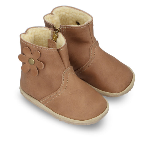 Botita "Perfect" Café Camel con Flor y Chiporro - Baby