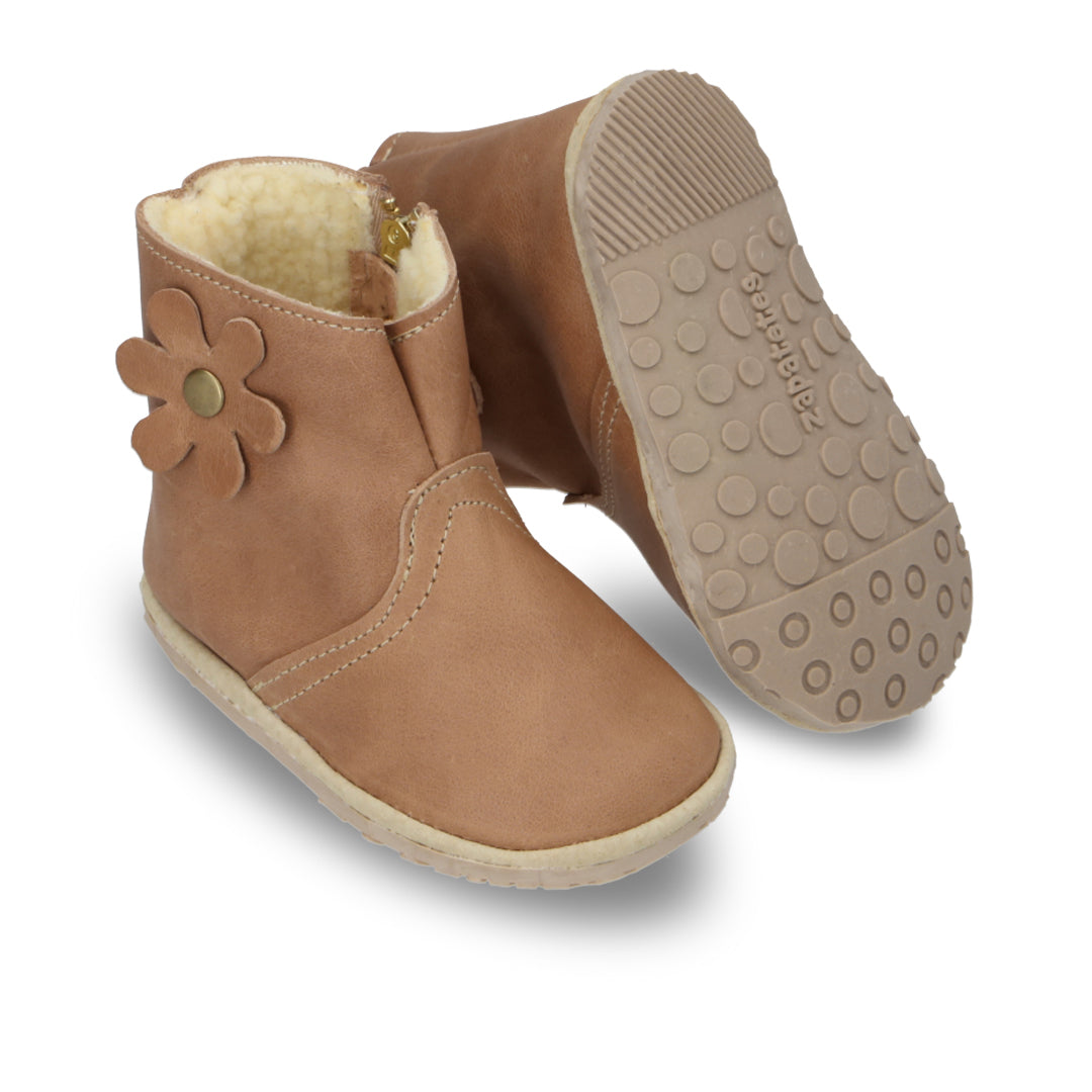 Botita "Perfect" Café Camel con Flor y Chiporro - Baby