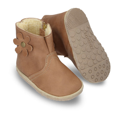 Botita "Perfect" Café Camel con Flor y Chiporro - Baby