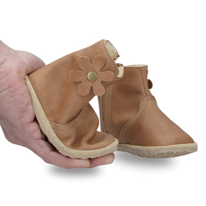 Botita "Perfect" Café Camel con Flor y Chiporro - Infant
