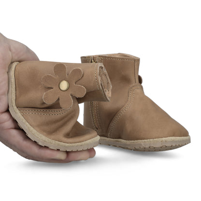 Botita "Perfect" Café Camel con Flor  - Baby